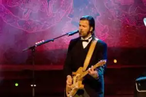 Capturing the Moonlight: The Timeless Tale of 'Le Pediré a la Luna' by Los Rebujitos 8 Jarabe de Palo: A Musical Journey Through Life’s Rhythms