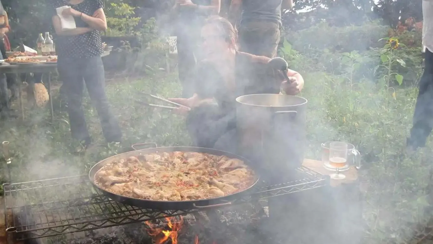Paella en el campo con amigos