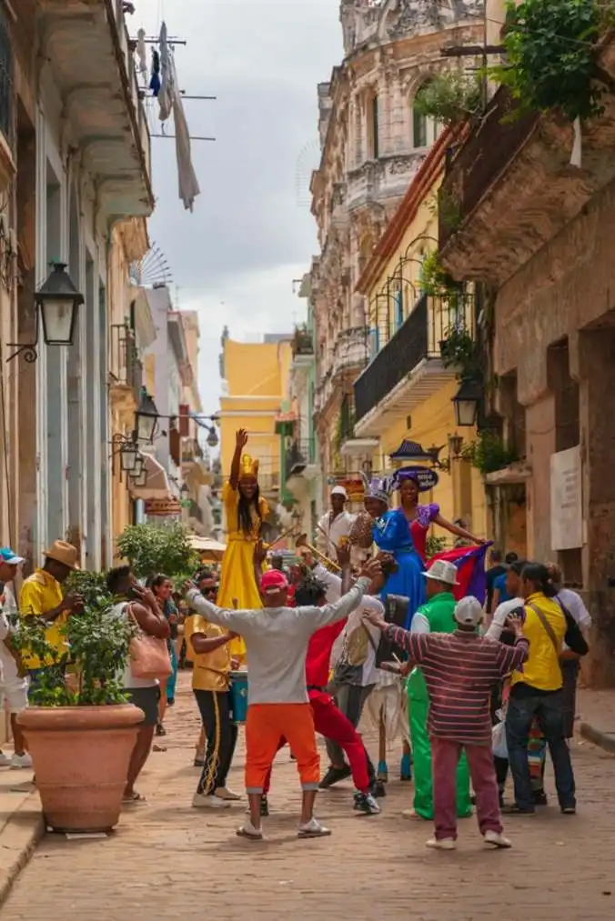 Cuba: Un Tesoro de Cultura y Tradiciones 6 daniel sessler MU6Z zj1n6c unsplash scaled 1