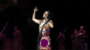 Carlos Santana: El maestro de la fusión 5 Lila Downs: Alma mexicana y la resiliencia indígena