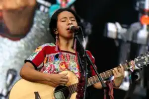 Carlos Peña: la sinfonía de arte, activismo y renacimiento cultural 2 Sara Curruchich: Ecos de resiliencia indígena en el folklore guatemalteco