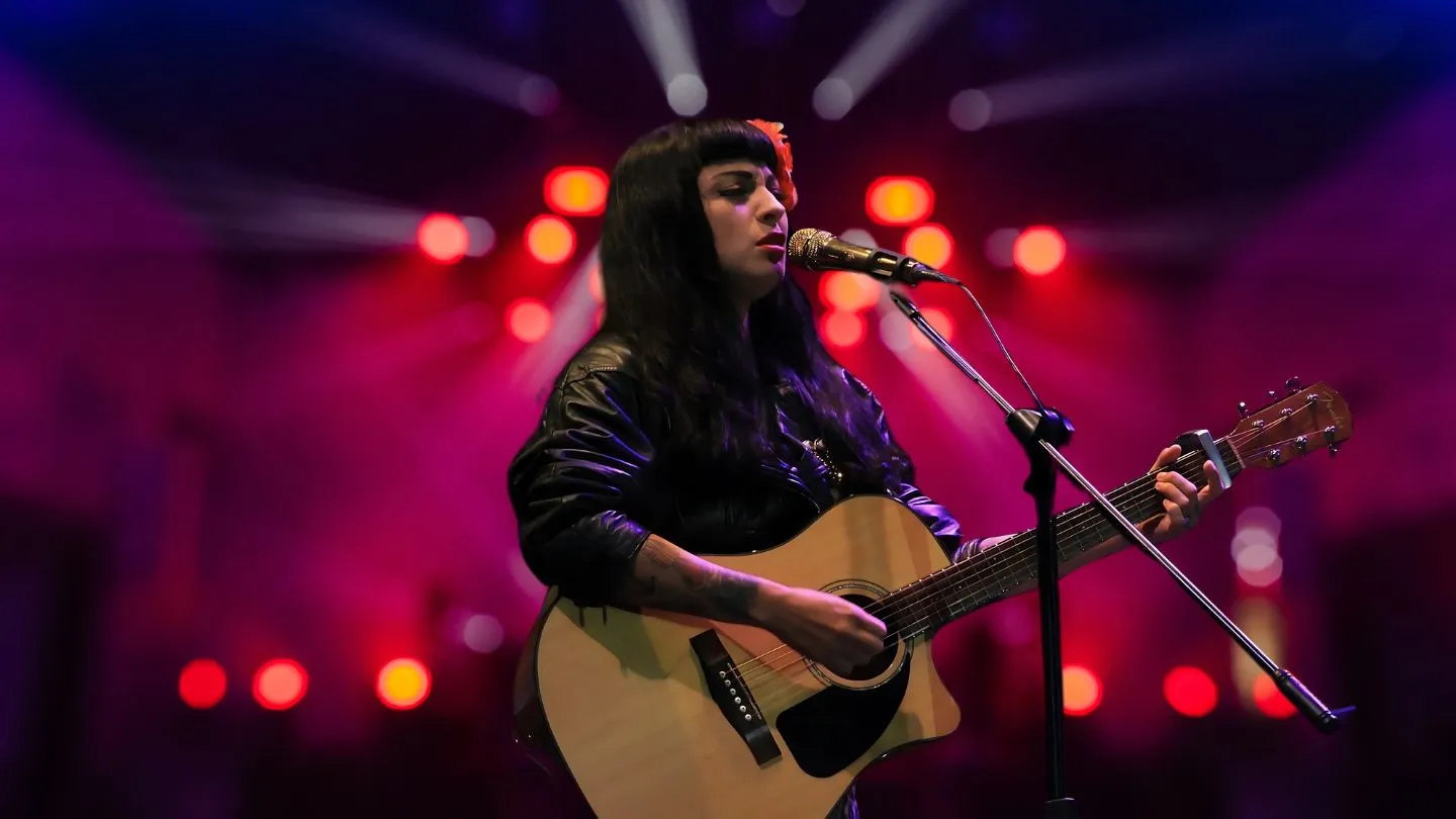El mundo de la cultura Hispana 29 Mon Laferte2