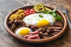 Museos y Arte en Colombia 400 Receta de Bandeja Paisa: una sinfonía culinaria del corazón de Colombia